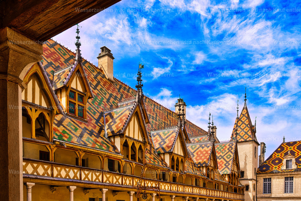 Beaune - Hôtel-Dieu - Bourgogne | Das Hôtel-Dieu in Beaune ist ein beeindruckendes historisches Bauwerk im Herzen des Burgunds. Berühmt für seine farbenprächtigen, glasierten Dachziegel, die kunstvolle Architektur und seinen mittelalterlichen Innenhof, zählt das ehemalige Hospital zu den bedeutendsten Sehenswürdigkeiten Frankreichs. Ein faszinierendes Fotomotiv voller Geschichte, Kultur und burgundischem Charme. - Realisiert mit Pictrs.com