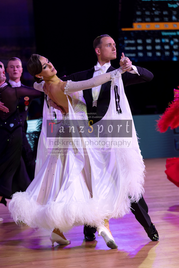 20241215_WDSF_Int_Open_Std-Riga-8780 | Tanzsportbilder, Standardtanz, Lateintanz, WDSF, DTV, LTVB, dancecomp, goc, hessen tanzt, blaues band der spree, walzer, tango, wiener walzer, slowfox, quickstepp, samba, rumba, cha-cha-cha, paso doble. jive, hd-kroft photography, turniertanzsport