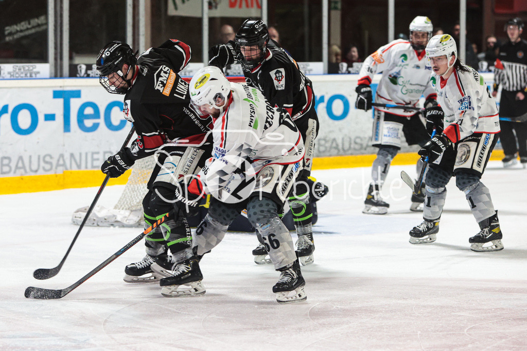 EHC Königsbrunn - TSV Peißenberg | Max LUKES (EHC #95) im Duell mit Brett MECRONES (TSV #66)
