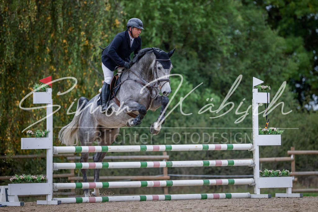20251012-_3LI3688 | Tierfotografie Pferde, Hunde, Katzen, Haustiere.
Turnierfotografie Reitturniere, Reiten, Springreiten, Dressur in Hanau, dem Main-Kinzig-Kreis und dem Rhein-Main- Gebiet um Frankfurt