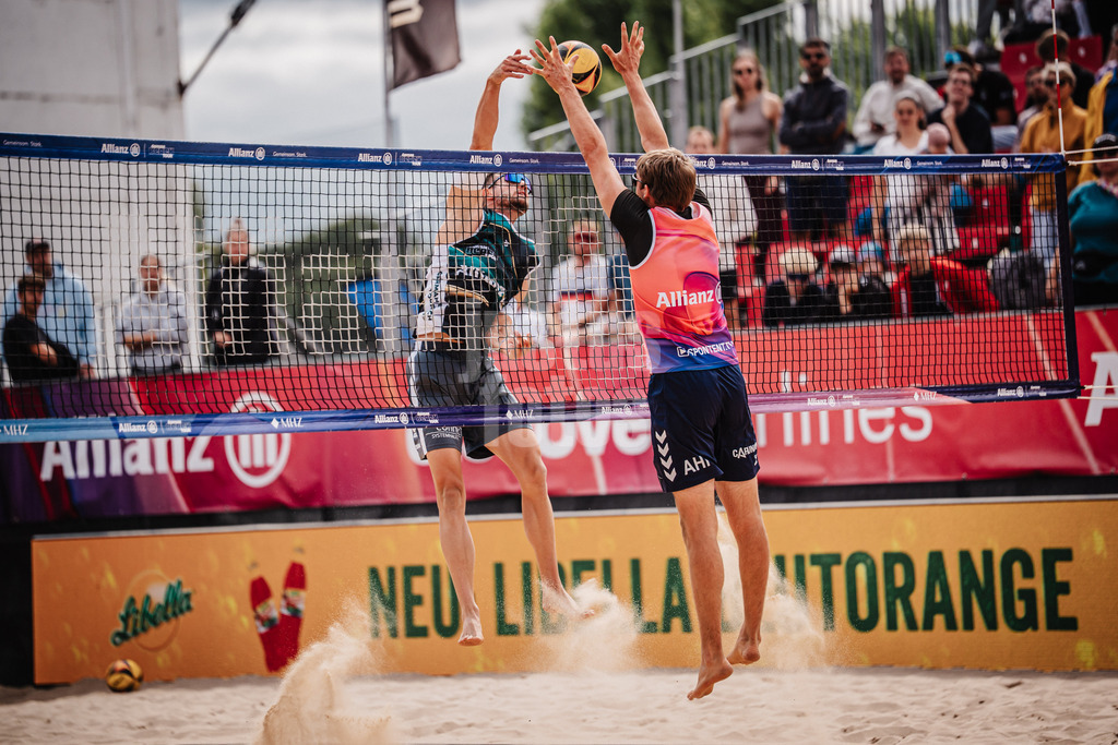 Beachvolleyball | Männer | Allianz German Beach Tour 2025 | Tourstop Berlin | 22.08.2025 | v.l. Jonas Sagstetter beim Angriff gegen Yannik Ahr