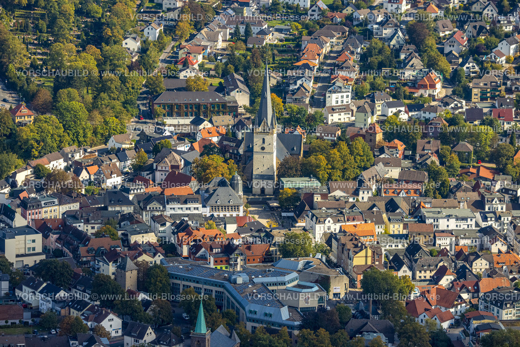 Menden220901350 | Luftbild, kath. Kirche St. Vincenz, Altstadt, Menden, Ruhrgebiet, Nordrhein-Westfalen, Deutschland