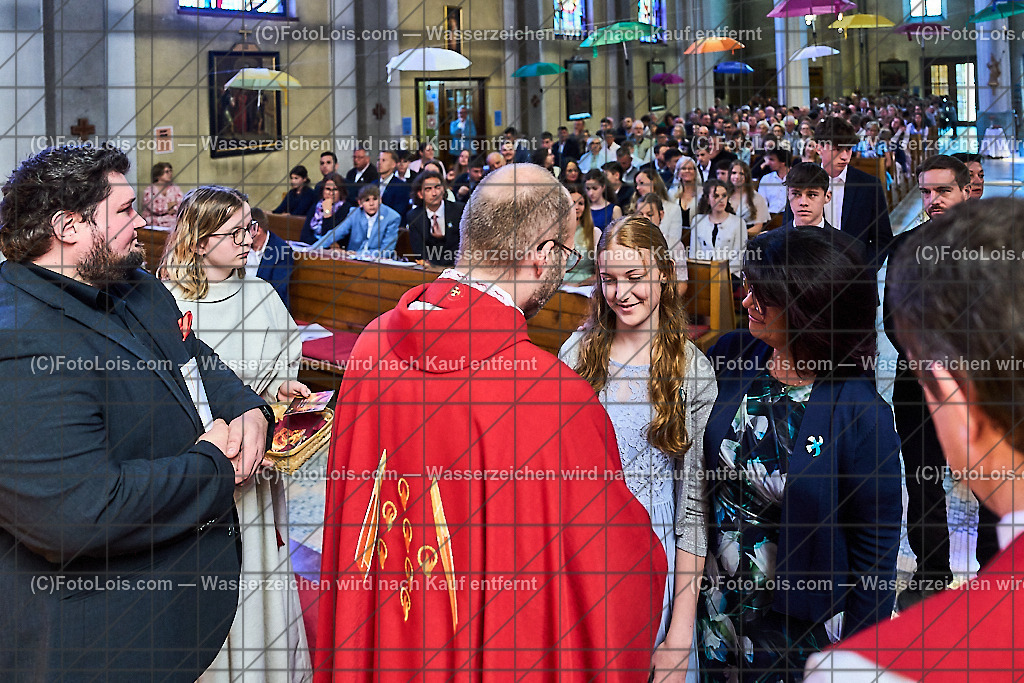 ALP1140_PfarrFirmung Wieselburg_Firmvorgang | (C)FotoLois.com, Alois Spandl, Firmung in der Pfarrkirche Wieselburg mit Generalvikar Dr. Christoph Weiss, Dechant Pfarrer Daniel Kostrzycki und Monignore Franz Dammerer, Sa 15. Juni 2024.