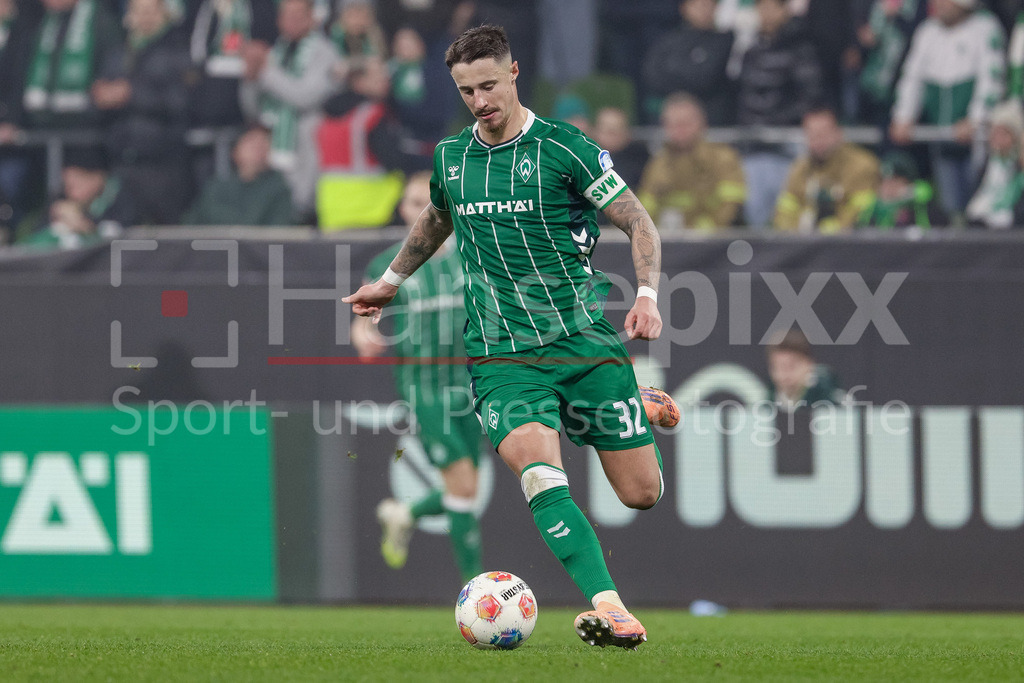 Fussball, Bundesliga, SV Werder Bremen - VfL Wolfsburg | Marco Friedl (SV Werder Bremen, 32) am Ball, Einzelbild, Ganzkörper, Aktion, Action, Spielszene, DIE DFL-RICHTLINIEN UNTERSAGEN JEGLICHE NUTZUNG VON FOTOS ALS SEQUENZBILDER UND/ODER VIDEOÄHNLICHE FOTOSTRECKEN. DFL REGULATIONS PROHIBIT ANY USE OF PHOTOGRAPHS AS IMAGE SEQUENCES AND/OR QUASI-VIDEO.