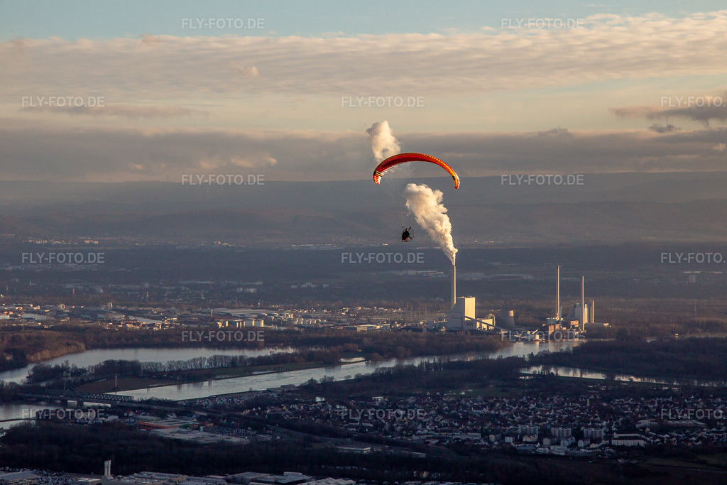 Luftbild: Paragleiter über Maximiliansau im Ortsteil Maximiliansau in Wörth im Bundesland Rheinland-Pfalz in Deutschland. Foto: IMG_139351.jpg vom 16.12.2023 durch Werner Riehm/FLY-FOTO.de