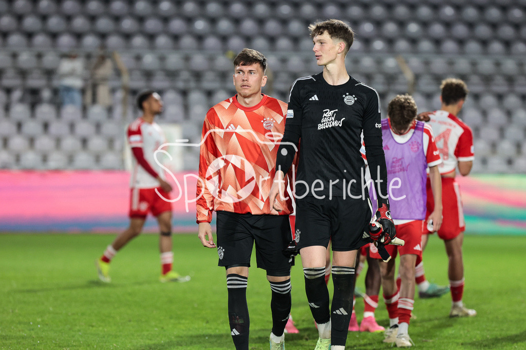 FC Bayern Amateure - TSV Aubstadt | die beiden Keeper der Amateure Manuel KAINZ (FCB #23) und Tom Ritzy HUELSMANN (FCB #1) beraten sich noch nach dem 1-1 gegen Aubstadt