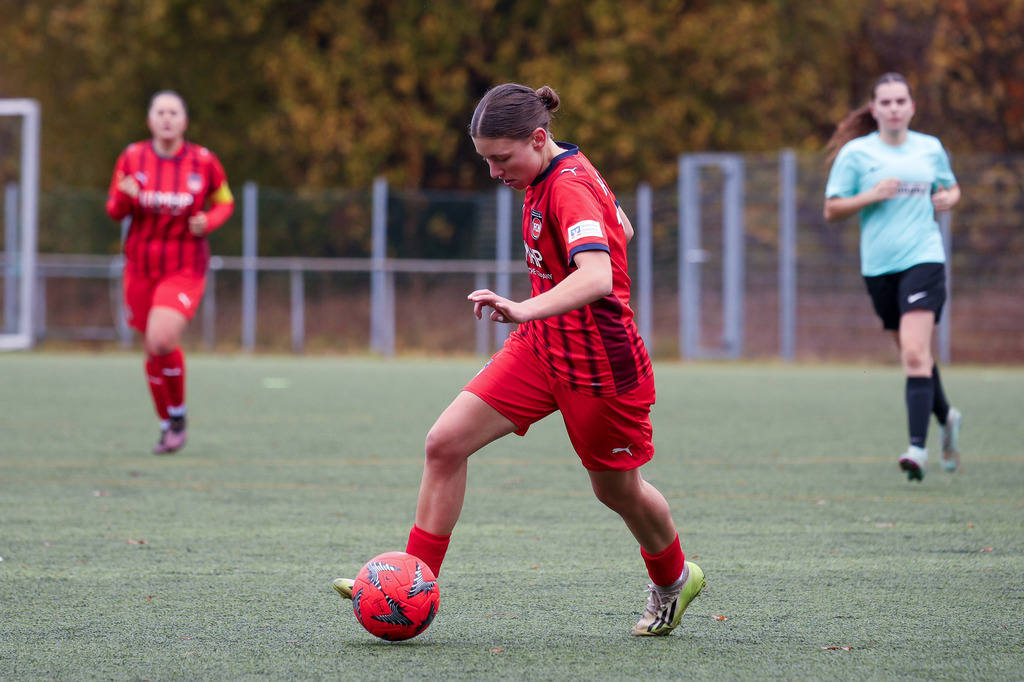 FCHWAS_251102_5854 | 1.FC Heidenheim 1846 II vs. SGM DJK-SV Wasseralfingen/Neuler, Fußball, Frauen, Bezirksliga, 2025/2026, 8. Spieltag, 02.11.2025 in Mergelstetten (Foto: Michael Bulling) - Realisiert mit Pictrs.com