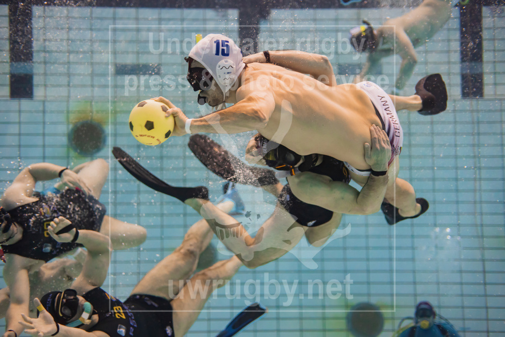 Deutsche Meisterschaft im Unterwasser-Rugby 2023 - Unterwasser-Bild 1 | Vorrunde: DUC Krefeld (blau) gegen TC Bamberg (weiß) - Realisiert mit Pictrs.com