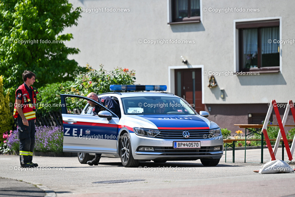 Pressekonferenz Ansfelden_ Gasexplosion_ 28.06.2023-44 | 28.06.2023 Pressekonferenz, Ansfelden Gasexplosion, im Bild Polizeiabsperrung zur Zufahrt zum Ungluecksort, Platzverbot, Platzsperre, Feuerwehr