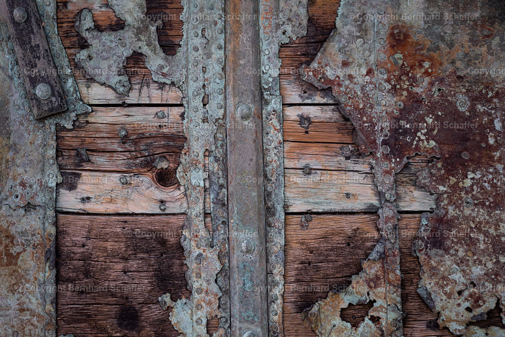 BACKDROP - Holzbretter mit Metallbeschlag | Verrostete Metallbeschläge auf verwitterten Holzbrettern - Realisiert mit Pictrs.com