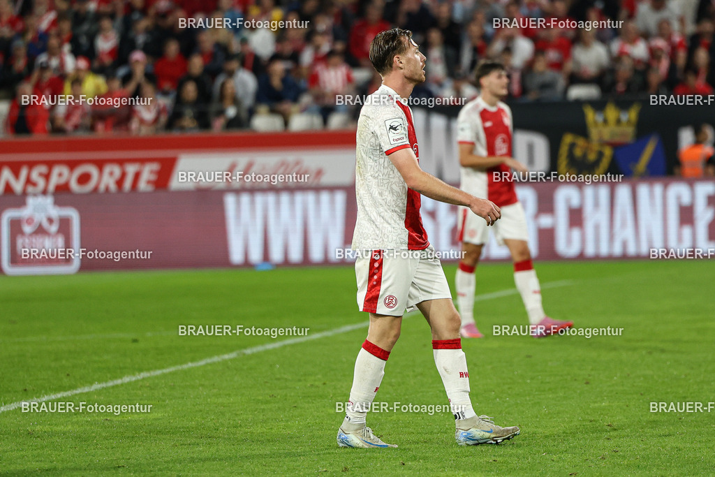 Rot-Weiss Essen - TSV Alemannia Aachen | Essen, Deutschland, 31.08.2025 Jannik Mause  (Rot-Weiss Essen) schautwährend des 3.Liga Spiels zwischen  Rot-Weiss Essen und Alemannia Aachen am 31.08.2025 im Stadion an der Hafenstraße in Essen. (Foto von Timo Bluhmki-Schmidt/Brauer Fotoagentur