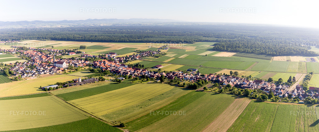 Luftbild: Panorama Perspektive des Längsten Dorf des Elsaß in Schleithal im Bundesland Bas-Rhin in Frankreich. Foto: IMG_100963-Pano.jpg vom 17.06.2017 durch Werner Riehm/FLY-FOTO.de – Auflösung des Originals: 7108 x 2941 px