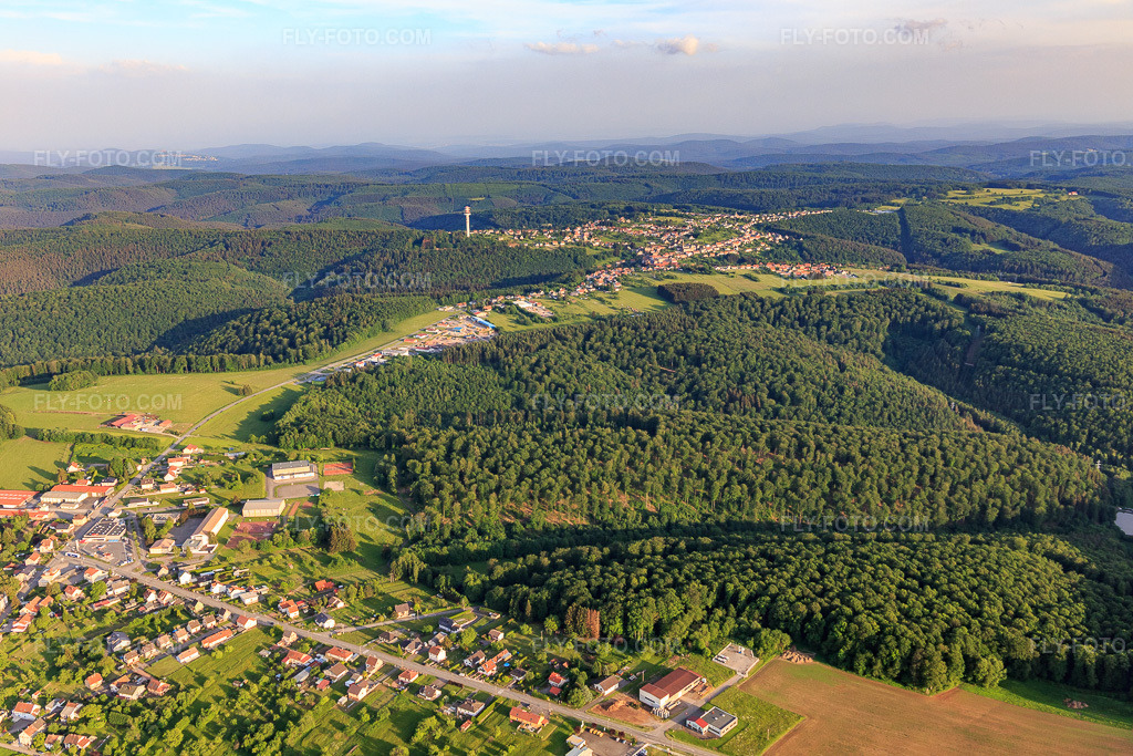 Aerial view: View of the town from the north in Lemberg in the state Moselle, France. – Photo: IMG_107253.jpg taken on 05/18/2018 by Werner Riehm/FLY-FOTO.com – Resolution of the original: 5472 x 3648 px