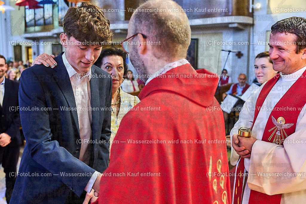 ALP1156_PfarrFirmung Wieselburg_Firmvorgang | (C)FotoLois.com, Alois Spandl, Firmung in der Pfarrkirche Wieselburg mit Generalvikar Dr. Christoph Weiss, Dechant Pfarrer Daniel Kostrzycki und Monignore Franz Dammerer, Sa 15. Juni 2024.
