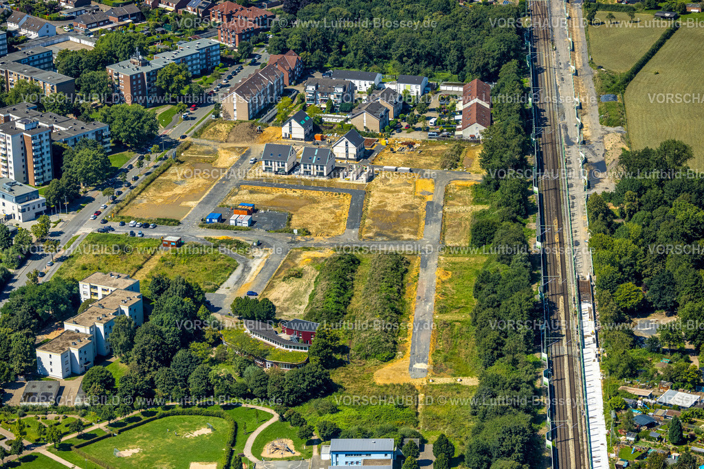 Voerde240802657 | Luftbild, Voerder Feld Baugebiet Wohnquartier LIVE GREEN VOERDE Friedrichsfelder Straße an der Bahnlinie, Ausbau der Betuweroute und Betuwe-Linie Eisenbahnstrecke, Baustelle mit Schallschutzwand, Voerde, Ruhrgebiet, Niederrhein, Nordrhein-Westfalen, Deutschland