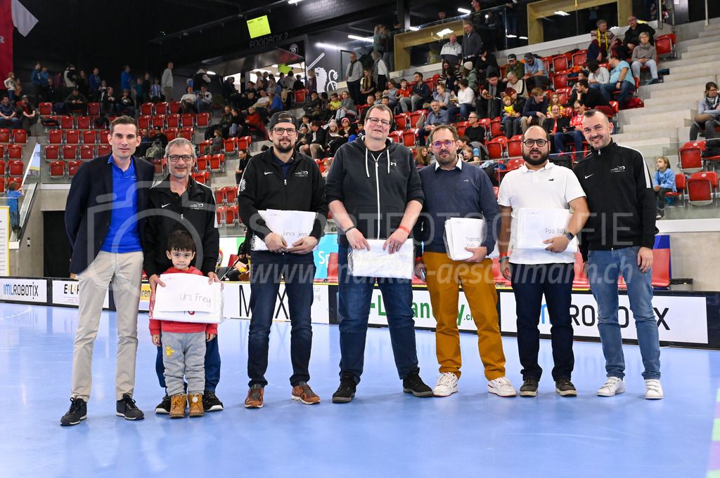 HC Rychenberg vs Floorball Köniz - 18. Dezember 2022 | HC Rychenberg vs Floorball Köniz
AXA Arena, Winterthur
Verabschiedung langjähriger Spitzenschiedsrichter durch Lukas Giger, Chef Schiedsrichterkommission von swiss unihockey (ganz links). 
Bild: Sportfotografie Markus Aeschimann | www.markus-aeschimann.ch - Realisiert mit Pictrs.com