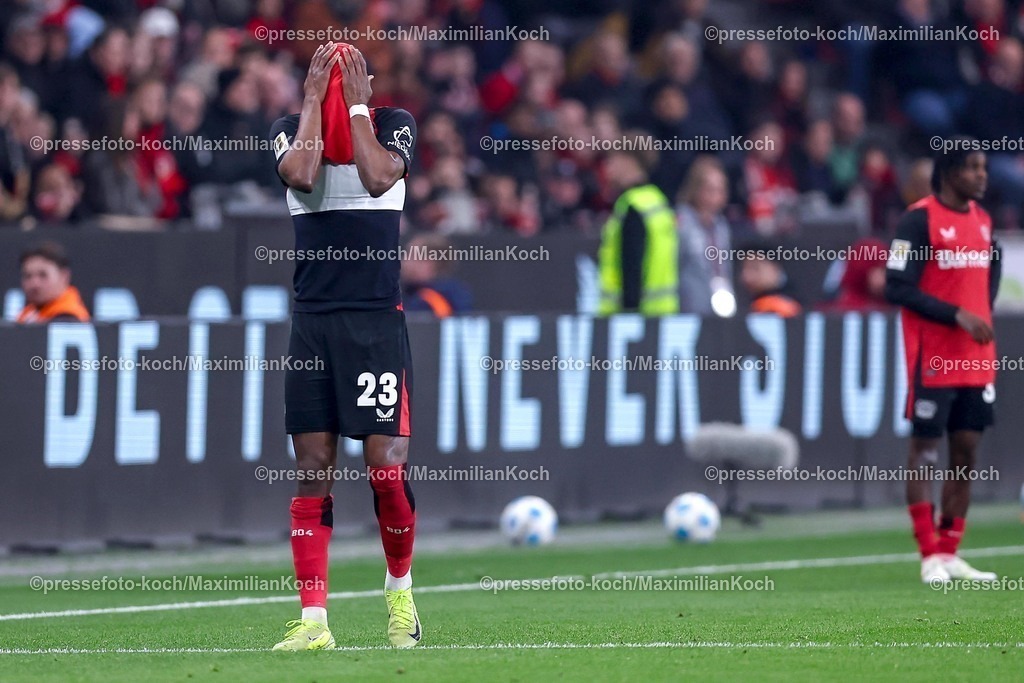 B0428032501080 | 28.03.2025, Fußball, Bayer 04 Leverkusen - VfL Bochum, 1. Fußball Bundesliga, 27. Spieltag, BayArena, Saison 2024 2025: Nordi Mukiele (Bayer04 Leverkusen #23) steht mit Schmerzen auf dem Spielfeld und verdeckt das Gesicht mit seinen HändenDFB regulations prohibit any use of photographs as image sequences and or quasi-video.
