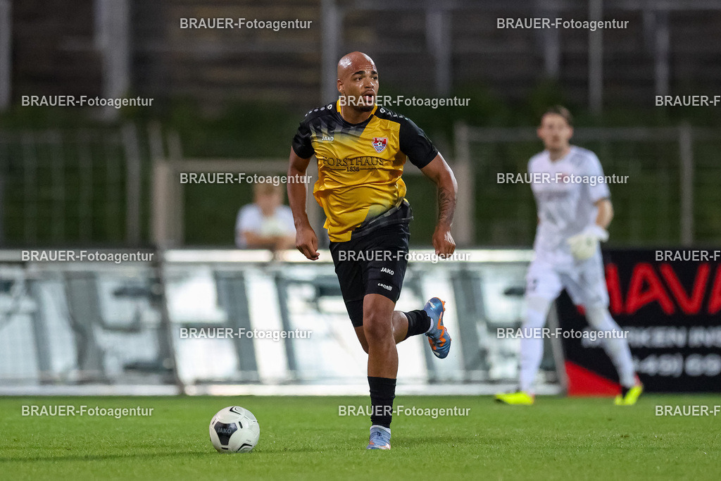 SB_KFCBAU_20250815_5435.JPG -  - KFC Uerdingen - SF Baumberg - Oberliga Niederrhein | Krefeld, Deutschland, 15.08.25: Anthony Oscasindas (KFC Uerdingen) in Aktion, am Ball, Einzelaktion während des Oberliga Niederrhein Spiels zwischen KFC Uerdingen - SF Baumberg in der Grotenburg Stadion am 15. August 2025 in Krefeld, Deutschland. (Foto von Stefan Brauer/Brauer-Fotoagentur)
