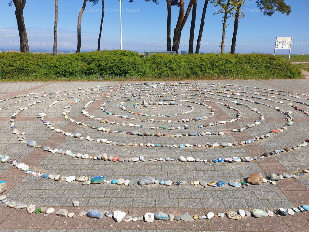 Steinspirale | Die Steinspirale wurde zur Zeiten der Coronapandemie in vielen Städten gelegt. Sie ist ein Zeichen der Hoffnung und des Zusammenhalts. Hier eine Botschaft in Glowe auf der Insel Rügen - Realisiert mit Pictrs.com