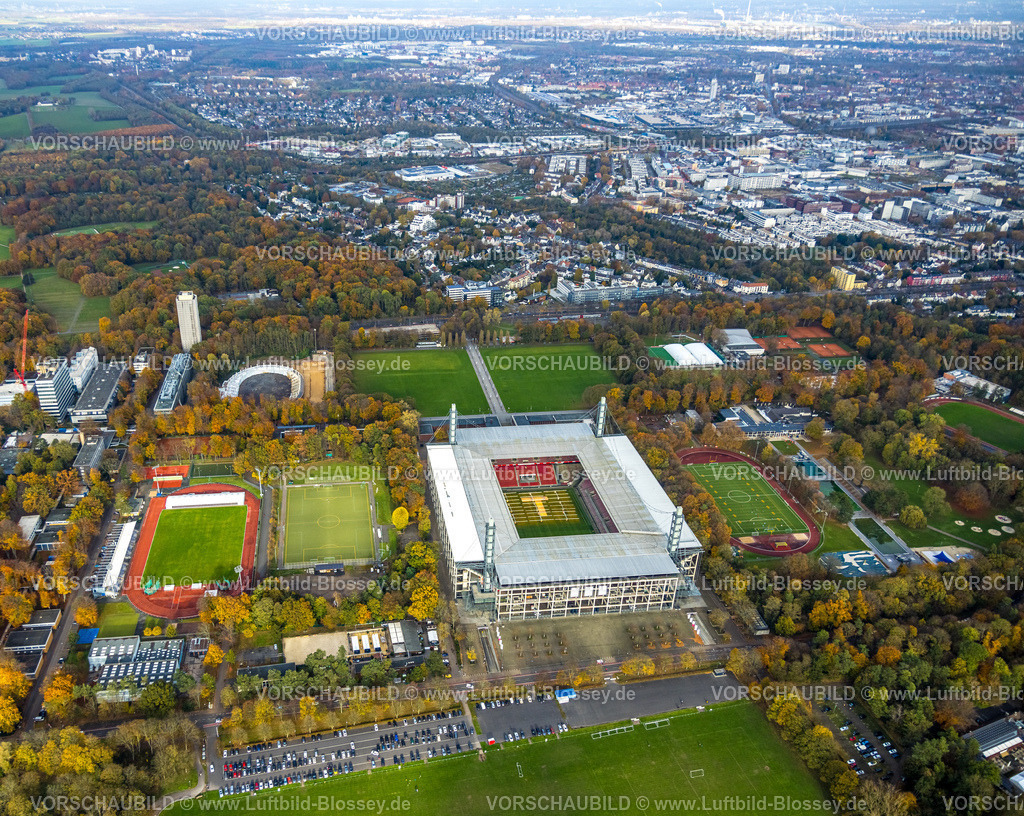 Koeln231100525RheinEnergieSTADION | Luftbild, Bundesligastadion RheinEnergieStadion
des 1. FC Köln, ehemals Müngersdorfer Stadion Fußballplatz und Trainingsplätze umgeben von herbstlichen Laubbäumen, hinten das Radstadion Köln Baustelle mit Umbau Sportstätte Albert-Richter-Bahn, Müngersdorf, Köln, Rheinland, Nordrhein-Westfalen, Deutschland