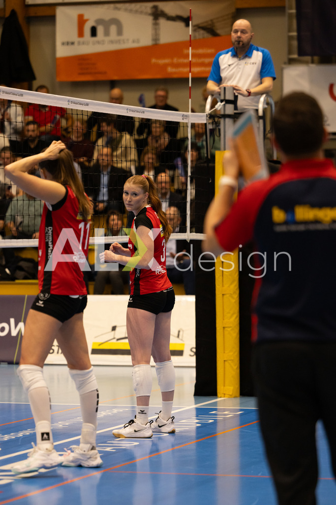 Volleyball I Frauen I Saison 2025-2026 I CEV Volleyball Challenge Cup 2026 | Women I 16th Finals I VC Kanti Schaffhausen - TJ Ostrava I 03.12.2025 | VC Kanti Schaffhausen - 3 Sydney Cole (USA) – Pass / Zuspiel - Realisiert mit Pictrs.com