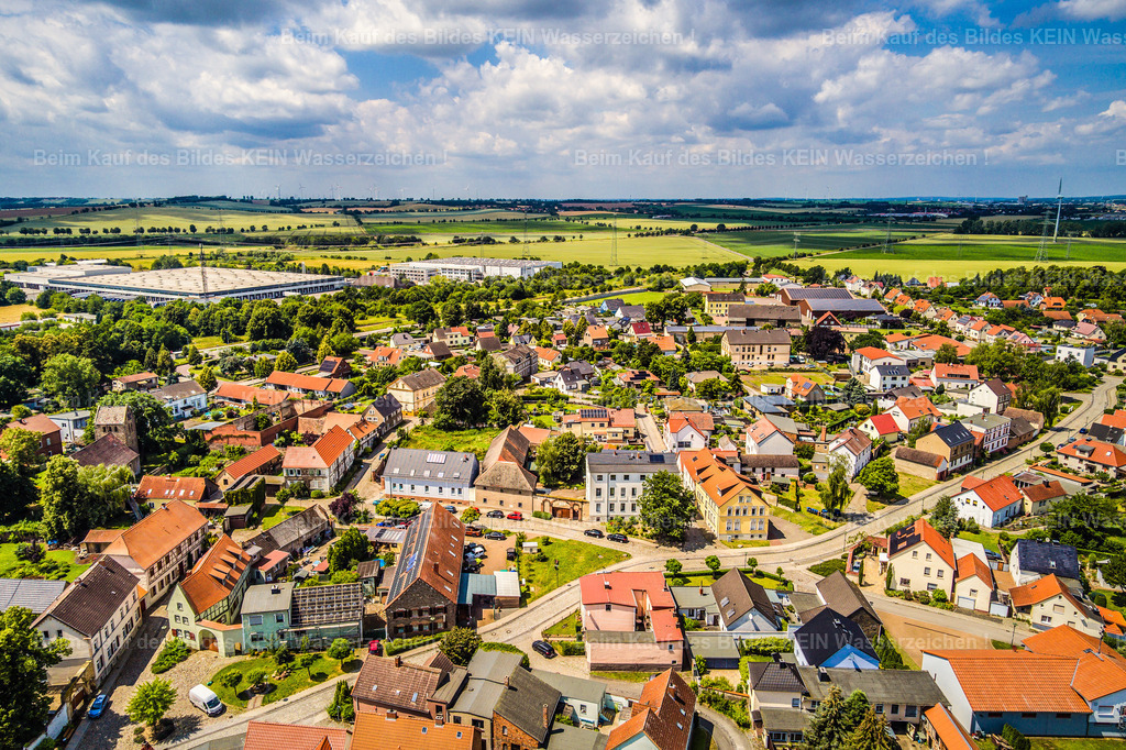 Meitzendorf Lange Straße Dorfkrub Bürgerhaus-0015 | Die Magdeburger Platte® - das sind die schönsten Luftbilder von Magdeburg & Sachsen-Anhalt auf Acryl, Leinwand oder zum Download. Das ist Luftbildfotografie & Luftbildaufnahmen mit Drohne & Flugzeug.  - Realizado com Pictrs.com