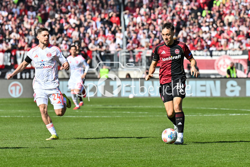 1. FC Nürnberg - Fortuna Düsseldorf | NUREMBERG, GERMANY - 07. MARCH:  im Duell Florent MUSLIJA (Fortuan Düsseldorf 24) und Julian JUSTVAN (1. FC Nuernberg 10) während dem Match zwischen dem 1. FC Nürnberg und Fortuna Düsseldorf am 25. Spieltag der 2. Bundesliga im Max Morlock Stadion