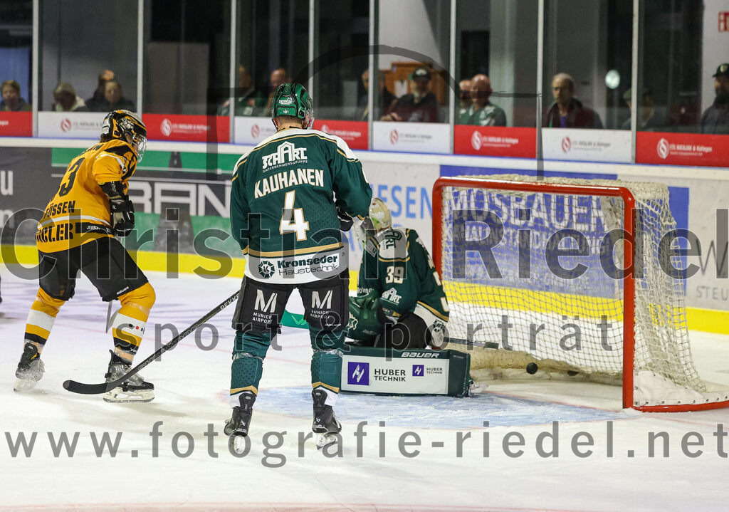 2025-08-22_154_TSV_Erding_gegen_EV_Fuessen | Erding, Deutschland, 22.08.2025:Eishockey, Oberliga Süd 2025 / 2026, Testspiel, TSV Erding gegen EV Füssen, Endergebnis: 1:4Jesse Kauhanen (Erding Gladiators, #4), Torwart Leon Meder (Erding Gladiators, #39)Foto: Christian Riedel / fotografie-riedel.net