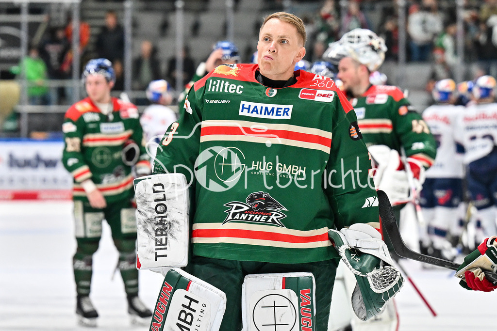 Augsburger Panther - EHC RB München | AUGSBURG, DEUTSCHLAND - 27. FEBRUAR: im Bild ein enttäuschter Markus KELLER (Augsburger Panther 3) nach dem Match zwischen den Augsburger Panthern und dem EHC RB München am 46. Spieltag der Penny DEL im Curt Frenzel Stadion