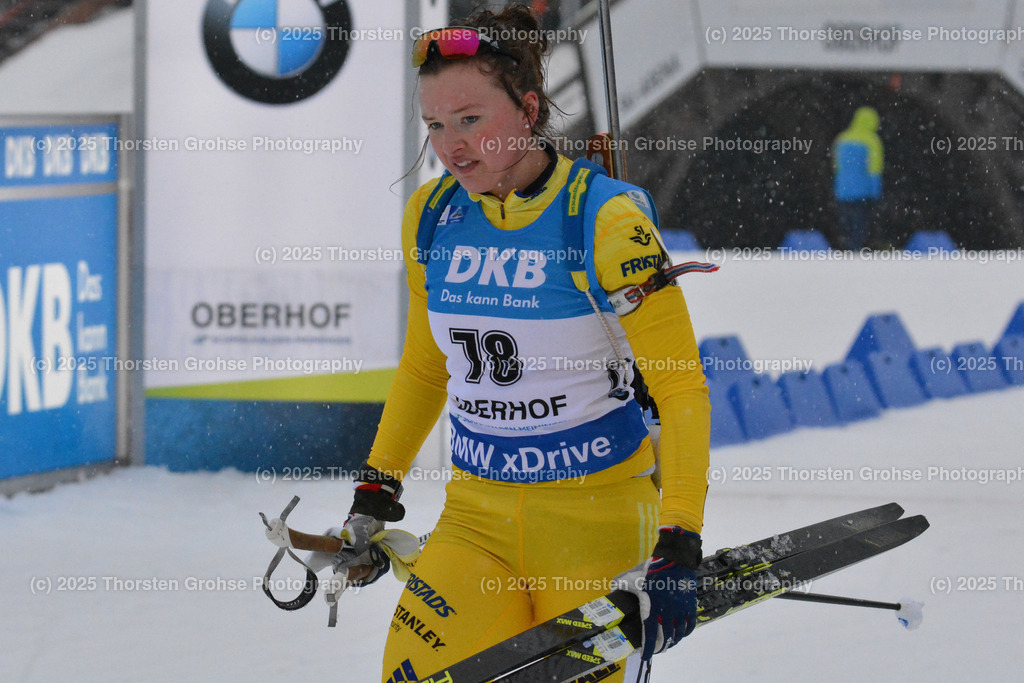 IBU WC Biathlon Oberhof 2018 | PERSSON Linn (SWE) im Ziel (Platz 8); IBU WC Biathlon Oberhof 2018, 7.5 km Sprint Frauen am 04.01.2018 in der DKB Ski Arena in Oberhof, (Deutschland) - Realisiert mit Pictrs.com