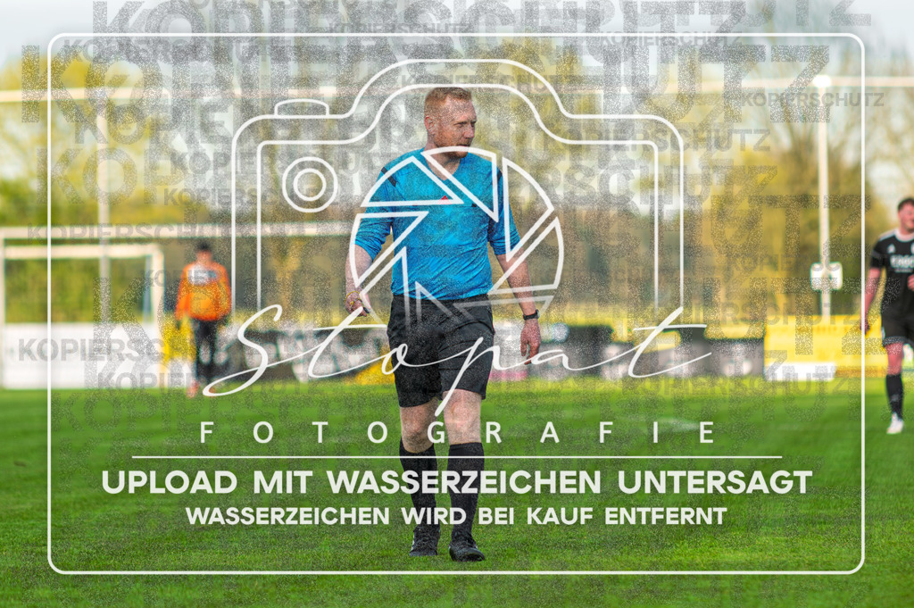 FGFSSGN-1018 | David Grabowski (Schiedsrichter) beim Herren 3. Kreisklasse HK Spiel zwischen FG Fulde-Stellichte II und SG Nordheide III im Fulder Zentralstadion, Fulde (Simon Paul Stopat) - Realisiert mit Pictrs.com