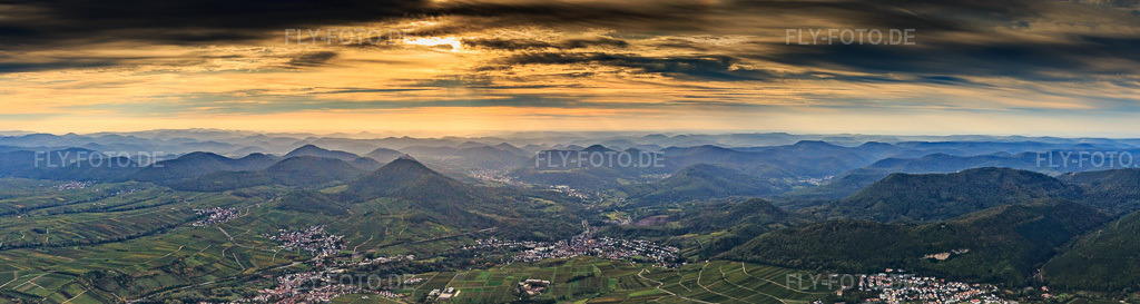 Luftbild: Panorama des Haardtrands und des Pfälzerwalds am Abend aus Osten von Ranschbach bis Frankweiler in Albersweiler im Bundesland Rheinland-Pfalz in Deutschland. Foto: IMG_103826-Pano.jpg vom 01.10.2017 durch Werner Riehm/FLY-FOTO.deAuflösung des Originals: 11190 x 2986 px