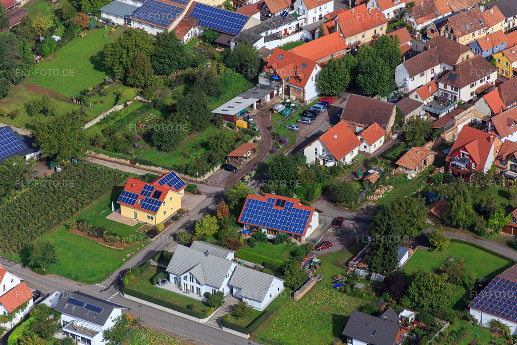 Luftbild: Am Pfarrgarten im Ortsteil Heuchelheim in Heuchelheim-Klingen im Bundesland Rheinland-Pfalz in Deutschland. Foto: IMG_072615.jpg vom 19.09.2014 durch Werner Riehm/FLY-FOTO.deAuflösung des Originals: 5472 x 3648 px