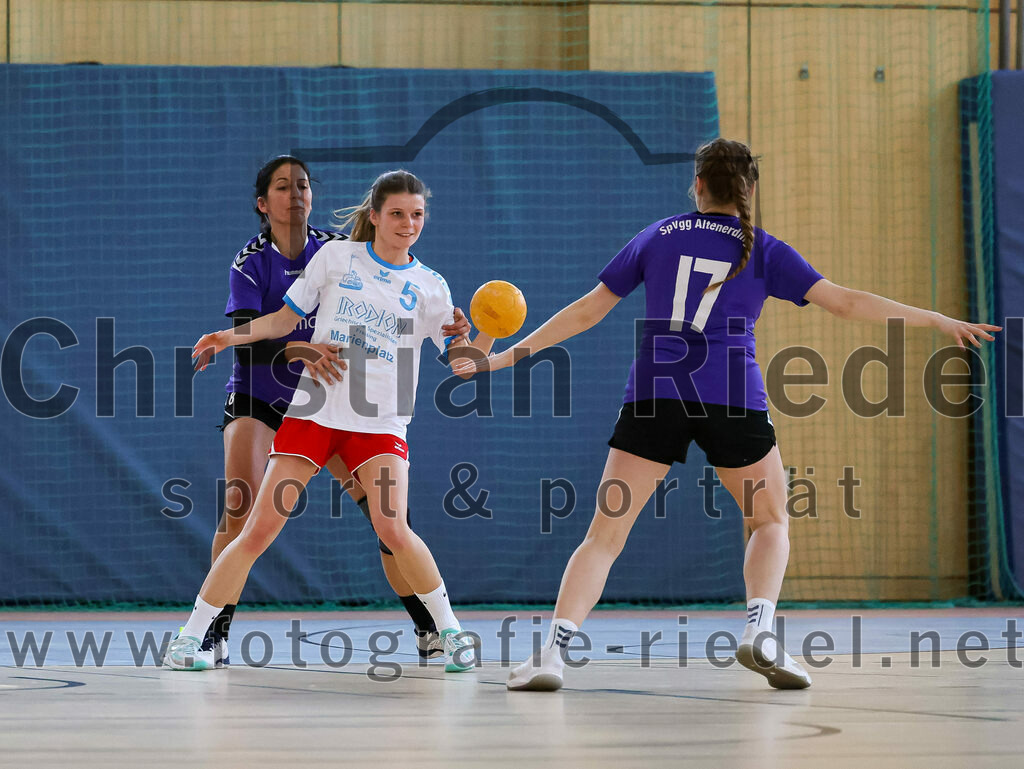 2023-03-18_051_SpVgg_Altenerding_II_gegen_HSG_Freising-Neufahrn_II | Erding, Deutschland, 18.03.2023:
Handball, Bezirksliga Frauen Altbayern 2022 / 2023, 14. Spieltag, SpVgg Altenerding II gegen HSG Freising-Neufahrn II, Endergebnis: 25:27

Sylvia Heider (SpVgg Altenerding, #8), Carla Bluhme (HSG Freising-Neufahrn, #5), Thea-Sophie Steinbrecher (SpVgg Altenerding, #17)

Foto: Christian Riedel / fotografie-riedel.net