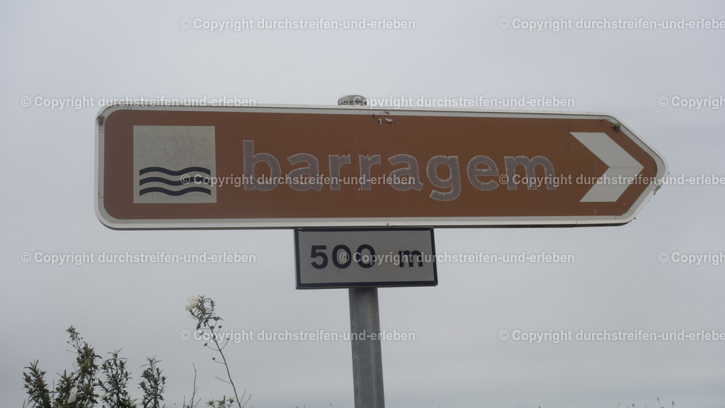 Megalithgrab Anta da Masmorra, Mealha, Algarve | In der Nähe des traditionellen Dorfes Mealha,Gemeinde Tavira, im Hinterland der Algarve befinden sich bedeutende prähistorische Fundstätten, die vor allem über Wanderwege erschlossen sind. Das bekannteste Monument in dieser Gegend ist die Anta da Masmorra.Dieses Megalithgrab, Dolmen, ist eines der am besten erhaltenen Beispiele seiner Art in der östlichen Algarve-Region, genauer Serra do Caldeirão. Es handelt sich um eine megalithische Grabkammer (Anta), bestehend aus mehreren aufrecht stehenden Steinen und einem Deckstein. Sie liegt auf einem Hügel etwa zwei Kilometer von Mealha entfernt und bietet einen weiten Blick über die Hügellandschaft. Die Anta ist Teil des Rundwanderwegs PR8 TVR, Mascarra-Trail, der in Mealha beginnt. Die Strecke ist etwa 5,4 km lang und als leicht eingestuft. - Realisiert mit Pictrs.com