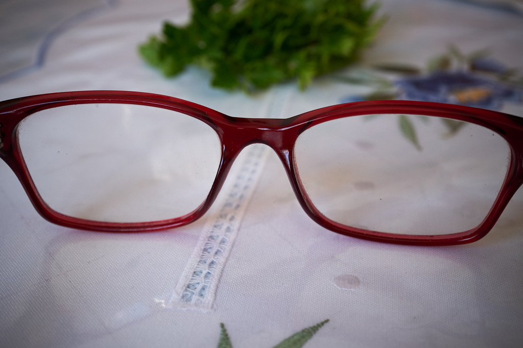 abgelegte Lesebrille auf dem Küchentisch | Burgenland, Austria - March 12, 2023: abgelegte Lesebrille auf dem Küchentisch; im Hintergrund Kräuter. - Realisiert mit Pictrs.com