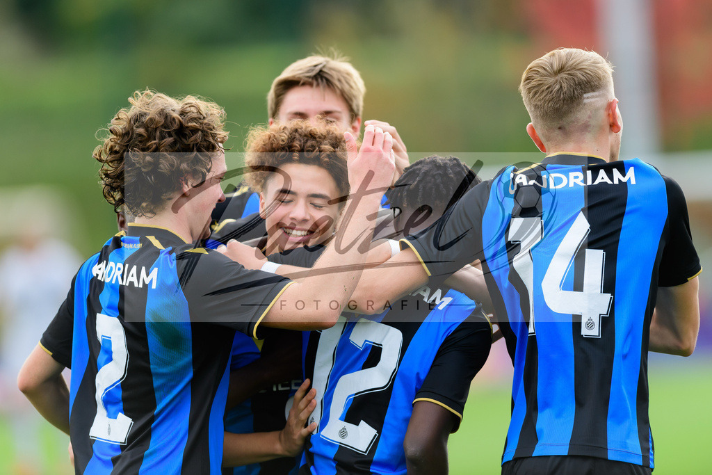 YLLEBR20210928_106 | Fussball, A-Junioren: Chemsdine Talbi (Club Brugge KV) Torjubel, jubelt mit seiner Mannschaft nach dem Treffer zum 1:4 beim Spiel der UEFA Youth League zwischen RB Leipzig und FC Bruegge im Stadion am Cottaweg am 28.09.2021 in Leipzig, Deutschland. - Realisiert mit Pictrs.com