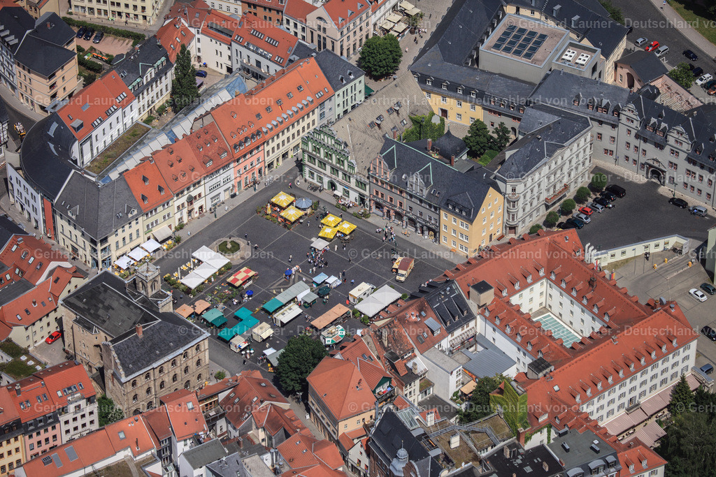 3002995 | WEIMAR 2010 Verkaufs- und Imbissstände und Handelsbuden mit dem Weimarer Stadthaus und der " Tourist Information Weimar " am Markt in Weimar im Bundesland Thüringen, Deutschland. Weiterführende Informationen bei: weimar GmbH. // Sale and food stands and trade stalls in the market place with the Weimarer Stadthaus on Markt in Weimar in the state Thuringia, Germany. Further information at: weimar GmbH. Foto: Gerhard Launer