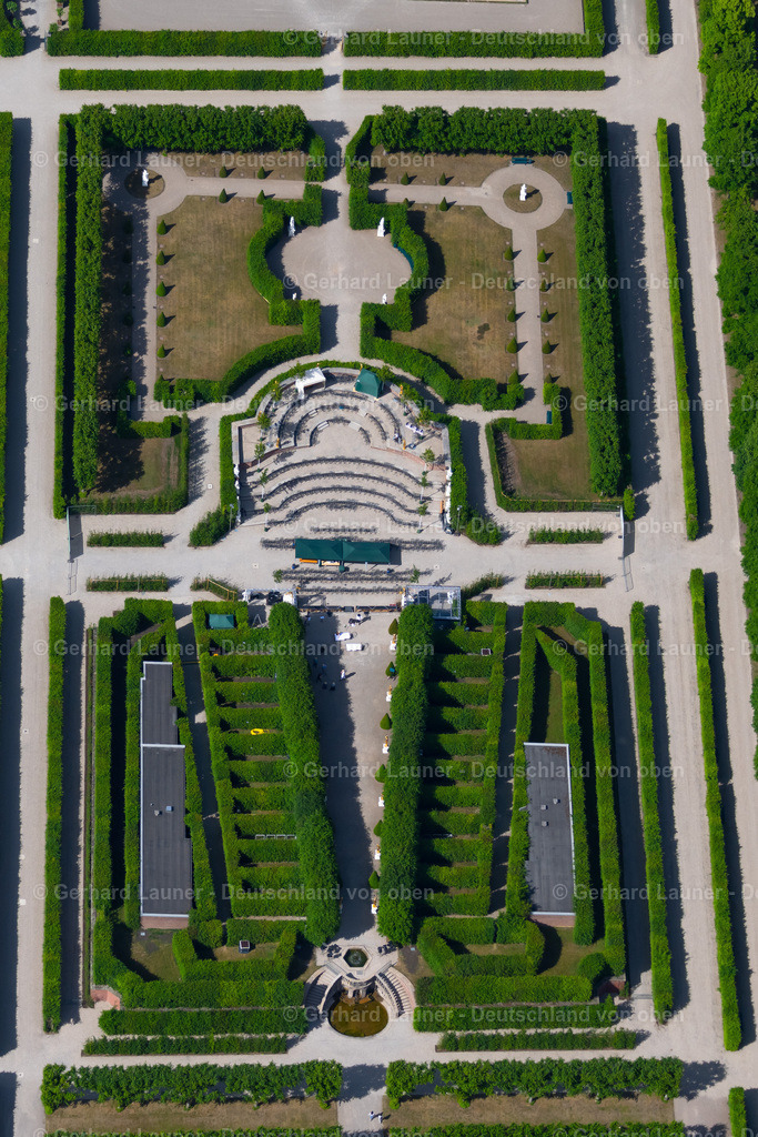 4030947 | HANNOVER 02.06.2020 Der Große Garten im Stadtteil Herrenhausen in Hannover im Bundesland Niedersachsen. Der Barockgarten an der Herrenhäuser Straße wurde im 17. Jahrhundert errichtet und besteht aus vielen Broderiemustern und der zentral gelegenen Glockenfontäne. // The big garden in the part of town of Herrenhausen in Hannover in the federal state Lower Saxony. The baroque garden in the mansions street was established in the 17th century and exists of many Broderie scrutinise and the centrally situated bell jet. Foto: Gerhard Launer