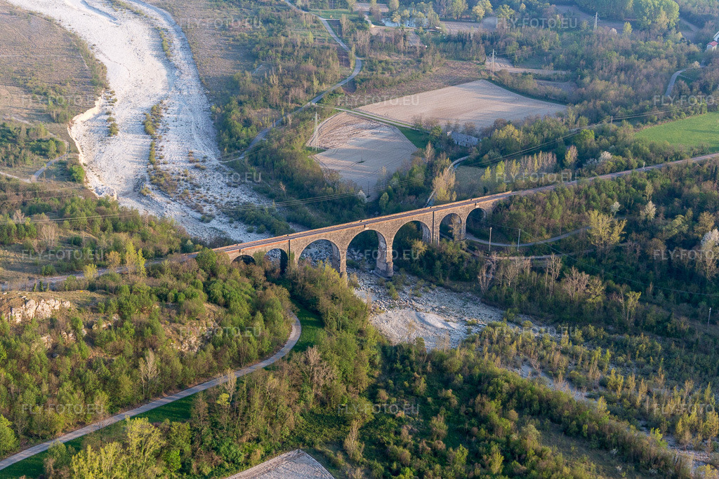 Vue aérienne: Viaduc de l'ouvrage d'art du pont ferroviaire pour les voies ferrées au-dessus du Torrente à Cavasso Nuovo dans le département Pordenone, Italie – .Photo: IMG_098931.jpg prise le 08/04/2017 par Werner Riehm/FLY-FOTO.eu – Résolution de l'original: 4838 x 3225 px