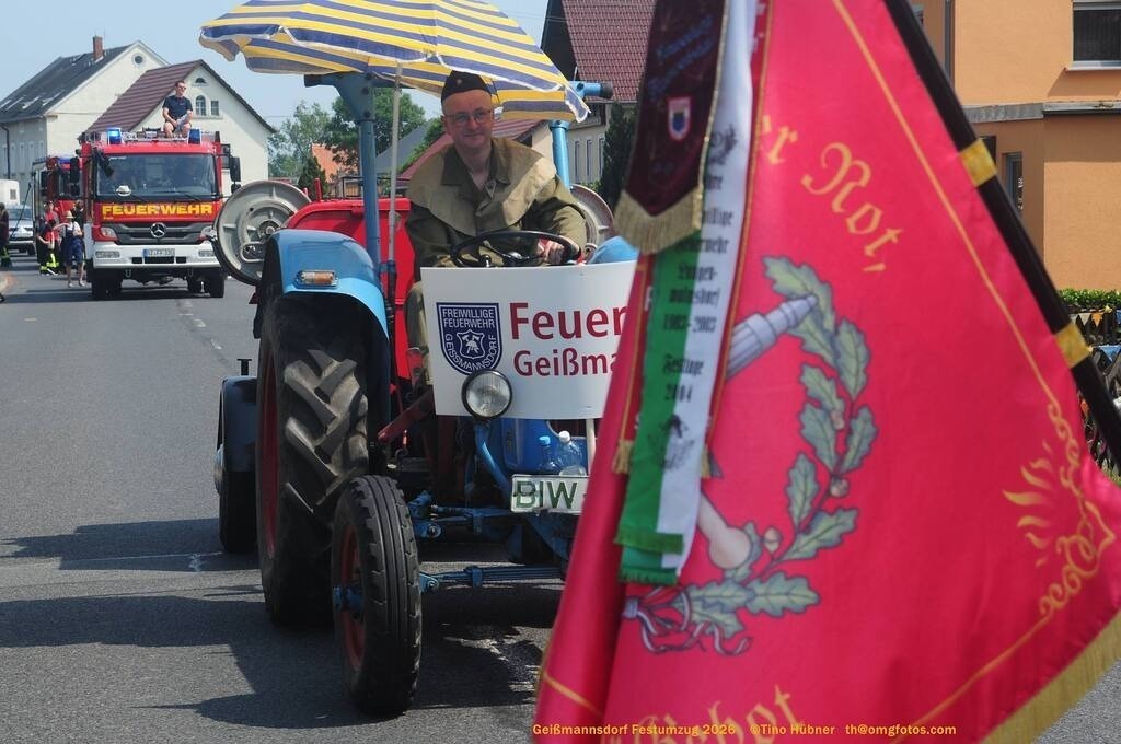 Geißmannsdorf-2026-Festumzug-200 | Festumzug in Geißmannsdorf bei Bischofswerda im Juni 2026. Fotografische Eindrücke und Momentaufnahmen vom Festumzug anläßlich des 800-jährigen Bestehens von Geißmannsdorf - mit Teilnehmern und Gästen, Strohpuppen und geschmückten Vorgärten und Grundstücken - Realisiert mit Pictrs.com