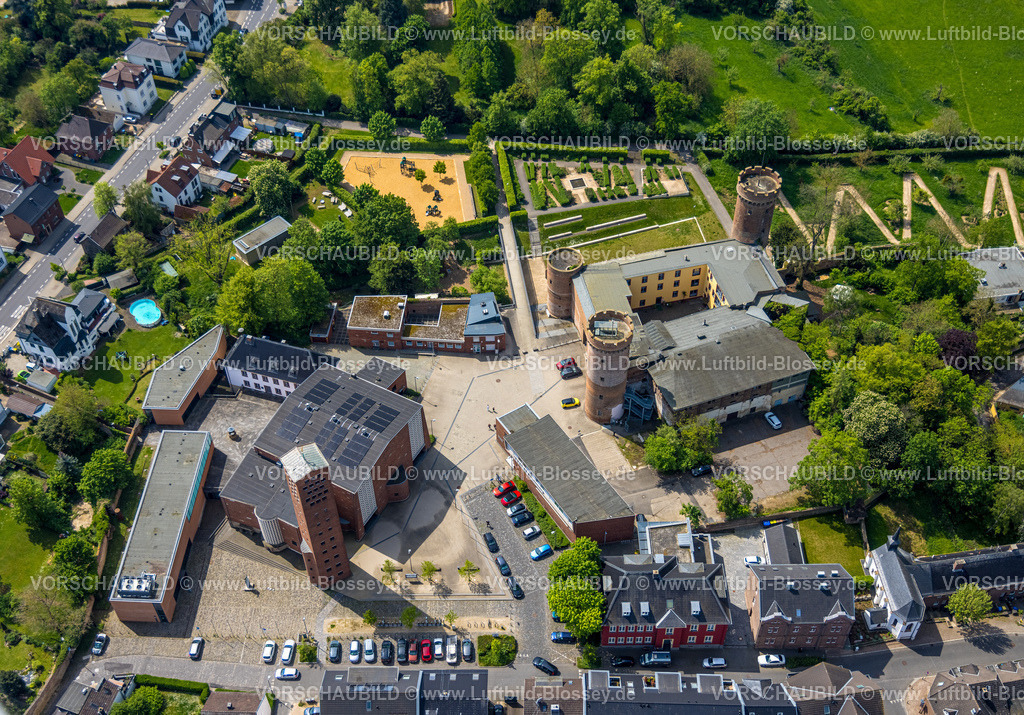 Zuelpich240501668 | Luftbild, Burg Zülpich, die Kurkölnische Landesburg mit drei Türmen und Ausssichtsturm ist eine historische Sehenswürdigkeit und ein Wahrzeichen, Kirchengarten und BurgSpielplatz Kirchengarten, katholische Pfarrkirche St. Peter Zülpich, Römerthermen Zülpich - Museum der Badekultur, Zülpich, Nordrhein-Westfalen, Deutschland