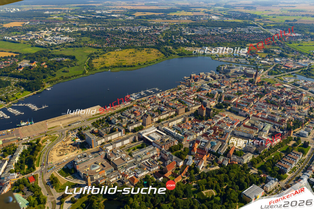 Schrägluftbild  Altstadt  Rostock - Das Luftbild wurde 2025 vom UL-Flugzeug heraus erstellt (ohne Drohne- keine Drohnenaufnahme ) - Hochauflösende Luftaufnahme -Nicht vergleichbar mit Google Maps oder Satelittenbilder- Die Geschenkidee !Mit Lizenz und Bildrechte bestellbar