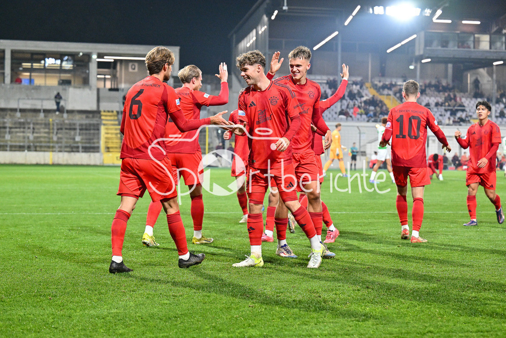 FC Bayern Amateure - SpVgg Greuther Fürth II | Jubel nach dem Treffer zum 1-0 durch Steve BREITKREUZ (FC Bayern München II #5) / Tor / Freude / Torschuetze / Regionalliga Bayern: FC Bayern Muenchen II - SpVgg Greuther Fuerth II, Gruenwalder Stadion am am 29.10.2024