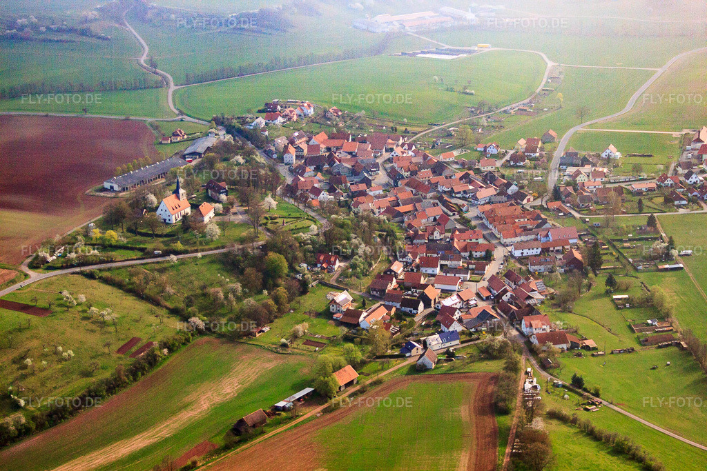 Luftbild: Dorfansicht von Südosten mit Kirche Allerheiligen im Ortsteil Rieth in Heldburg im Bundesland Thüringen in Deutschland. Foto: IMG_64226.jpg vom 06.04.2014 durch Werner Riehm/FLY-FOTO.deAuflösung des Originals: 4752 x 3168 px