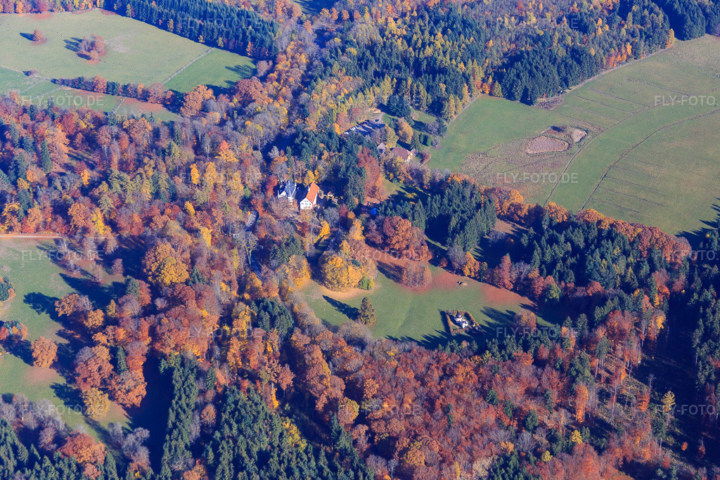 Luftbild: Jagdschloss Eulbach und Forsthaus Eulbach am Englischer Garten Eulbach im Ortsteil Würzberg in Michelstadt im Bundesland Hessen in Deutschland. – Foto: IMG_084997.jpg vom 01.11.2015 durch Werner Riehm/FLY-FOTO.de – Auflösung des Originals: 5472 x 3648 px – Eulbach - Schloss und Forsthaus - Alter Odenwald – Englischer Garten Eulbach - Wildpark und Top-Ausflugsziel – Forsthaus Eulbach