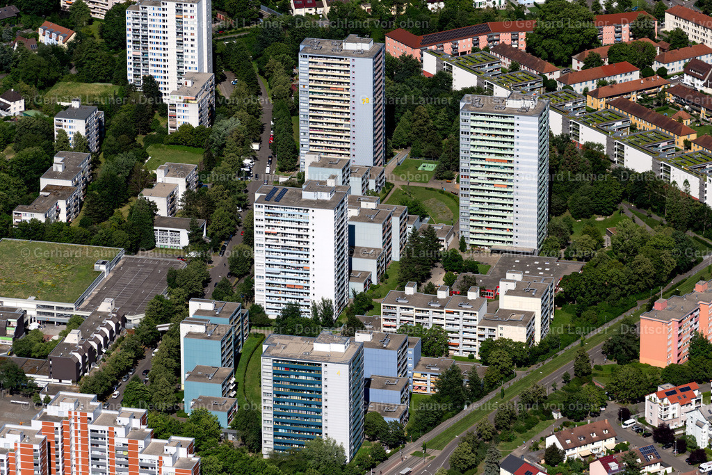 4033787 | FREIBURG IM BREISGAU 30.06.2020 Hochhaus- Gebäude im Wohngebiet an der Krozinger Straße im Ortsteil Weingarten in Freiburg im Breisgau im Bundesland Baden-Württemberg, Deutschland. // High-rise building in the residential area on street Krozinger Strasse in the district Weingarten in Freiburg im Breisgau in the state Baden-Wuerttemberg, Germany. Foto: Gerhard Launer