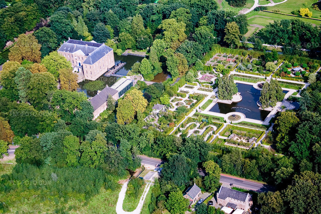 Aerial view: Buildings and castle park facilities of the moated castle Kasteeltuinen Arcen in Arcen in the state Limburg, Netherlands. – Photo: IMG_12950.jpg taken on 08/31/2008 by Werner Riehm/FLY-FOTO.com – Resolution of the original: 3456 x 2304 px