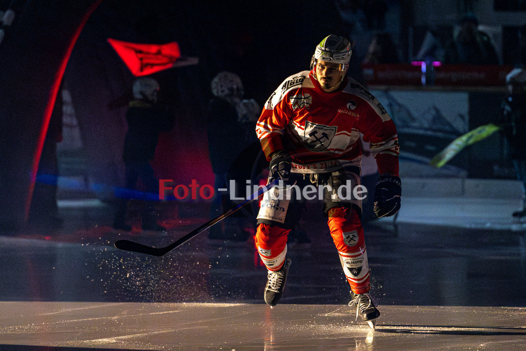 Halbfinale Spiel 1 TSV Peißenberg Miners vs TEV Miesbach | Eishockey Bayernliga Playoffs 2023/2024, Halbfinale Spiel 1 TSV Peißenberg Miners vs TEV Miesbach, 20240308,
Maximilian BRAUER (Miners 51) beim Einlauf,
2024-03-08 in Peißenberg (Eisstadion)
51 Maximilian BRAUER (Miners 51)
Copyright: WolfgangxLindner foto-lindner.de