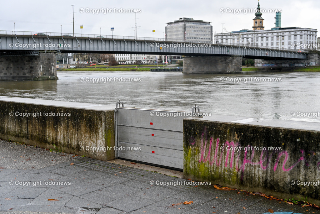 Linz_ Urfahr_ Hochwasserschutz_ 22.12.2023-6 | 22.12.2023, Linz, AUT, Urfahr, Hochwasser, im Bild Vorbereitung Hochwasserschutz Donaulaende Linz Urfahr, Donaustrand